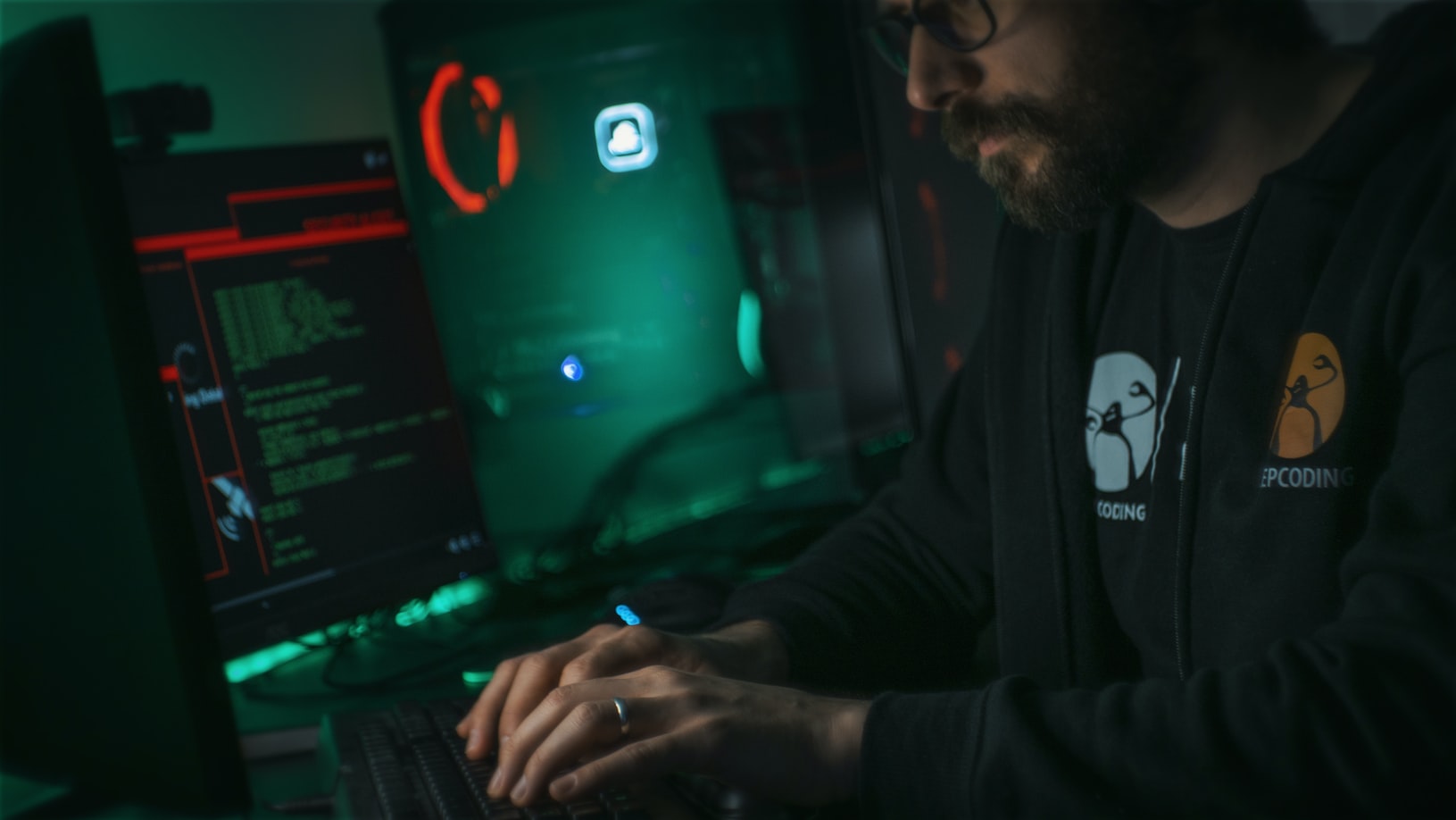 A person using a computer
Description automatically generated with medium confidence