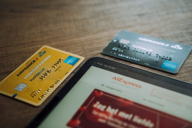 Photo by CardMapr.nl visa card on brown wooden table