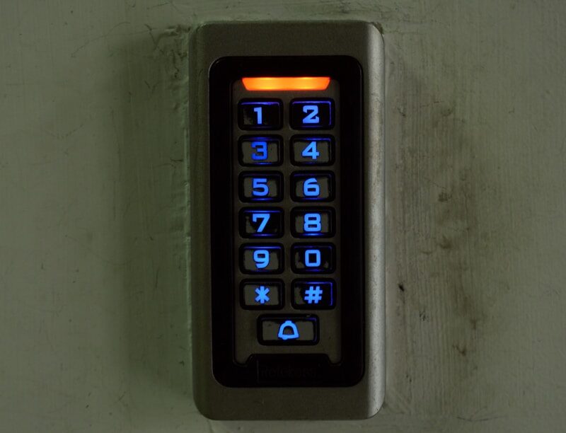 Photo by vuk burgic a key board mounted to a wall in a room