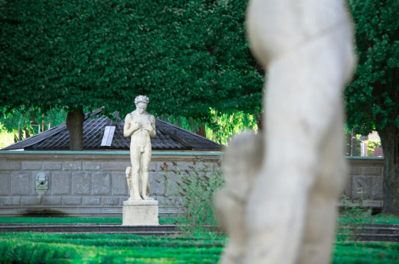 Photo by Cathy Mü statue of man on green grass field
