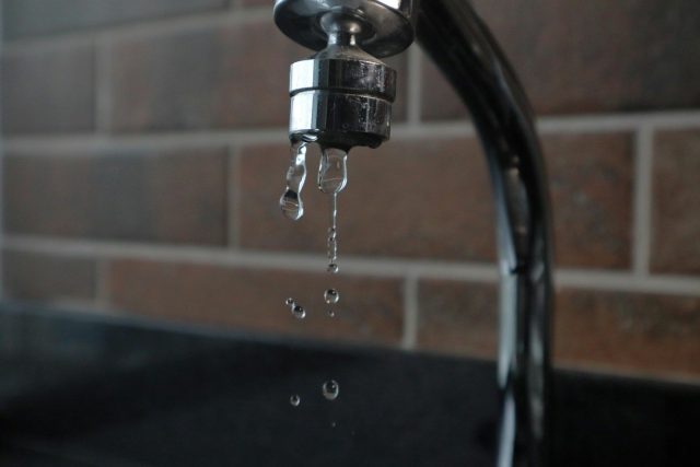 Photo by João Paulo Carnevalli de Oliveira a faucet with water running from it's spout