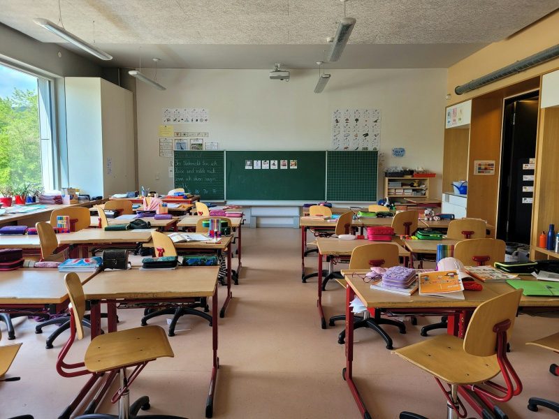 Photo by Nathan Cima A classroom filled with lots of desks and chairs