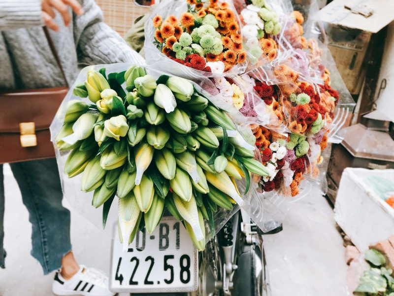 Photo by Hà Đoàn bouquet of flowers on bicycle